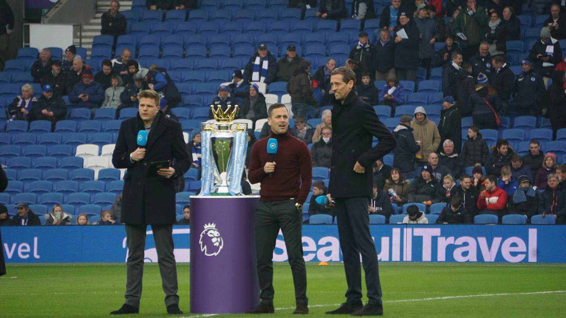 許多球迷和 許多球迷和